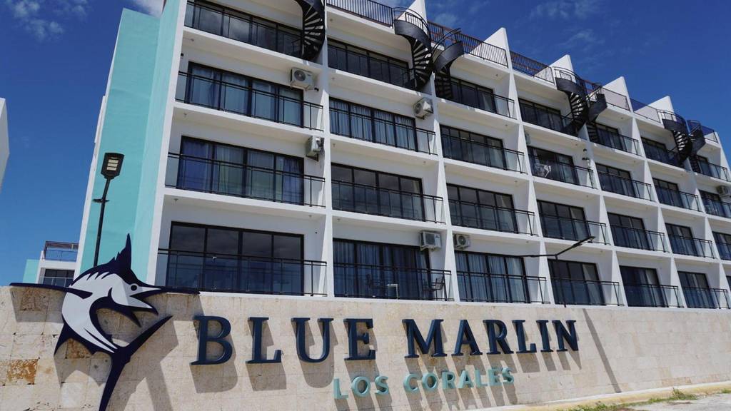 Apartamento listo para generar ingresos en Los Corales con vista a la piscina y a pasos de la playa